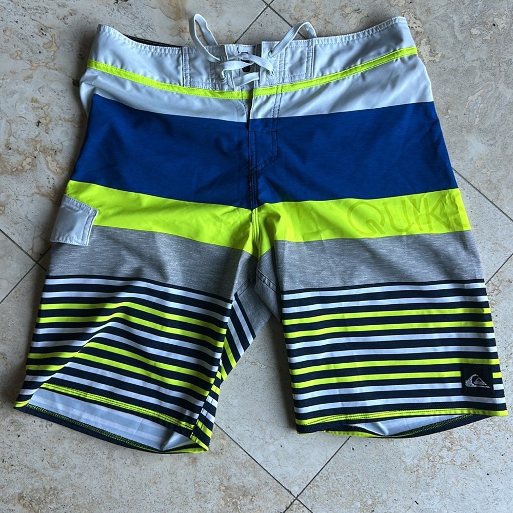Quiksliver Men’s Size 32 Board Shorts